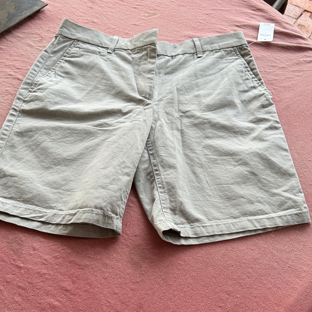 NWT
GAP boyfriend roll up shorts KHAKI 0 sits below the waist